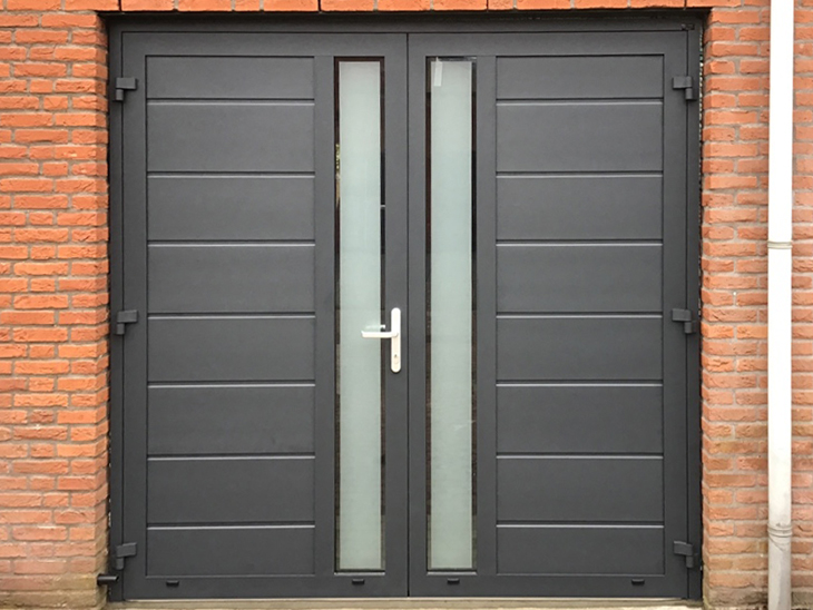 Openslaande garagedeur met glas (onderhoudsarm)