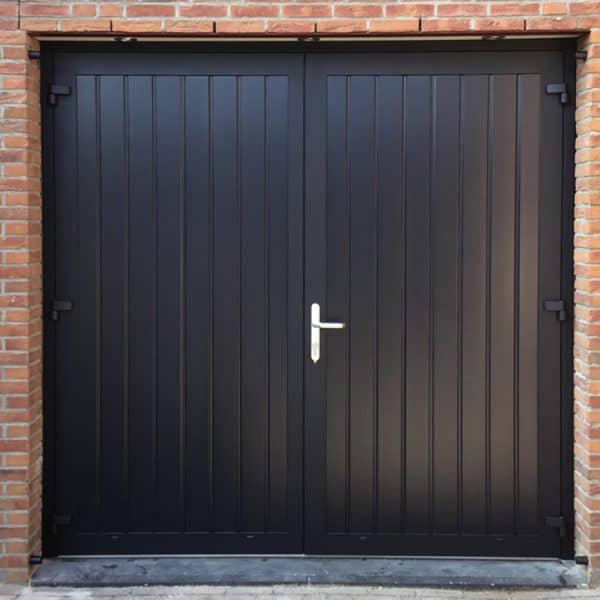 garagedeur met openslaande deuren zwart