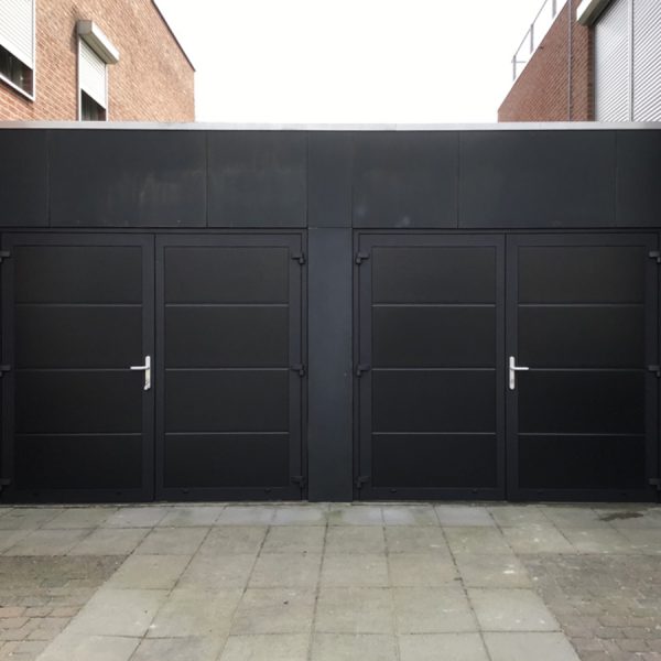 Zwarte openslaande garagedeuren