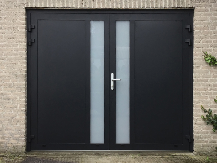 Donkere garagedeur met glas (onderhoudsarm)