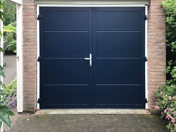 Dubbele garagedeuren met kozijn