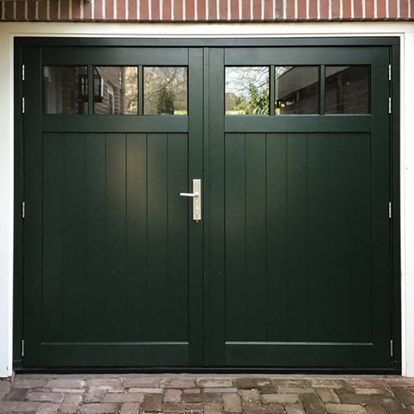 Houten garagedeur met glas