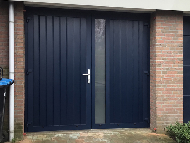 Grote openslaande garagedeur