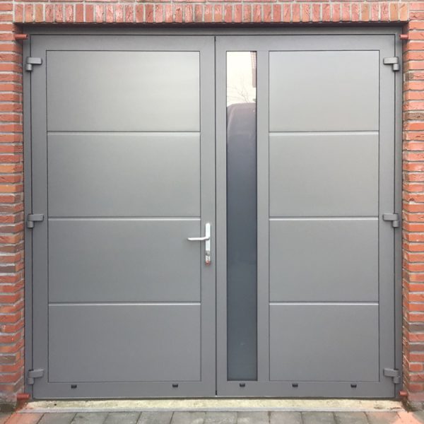 Openslaande garagedeuren met loopdeur