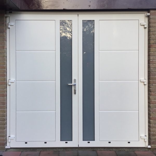 Openslaande garagedeur met loopdeur