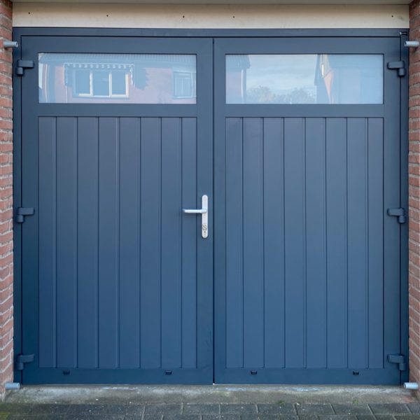 Garagedeur met ramen en loopdeur