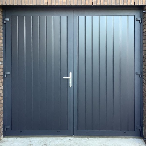 Blauwe openslaande garagedeur met loopdeur