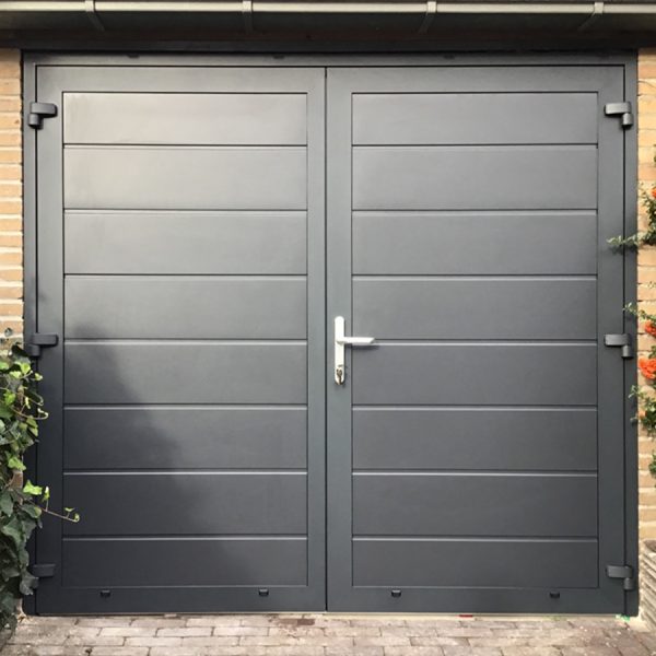 Donkerblauwe openslaande garagedeur