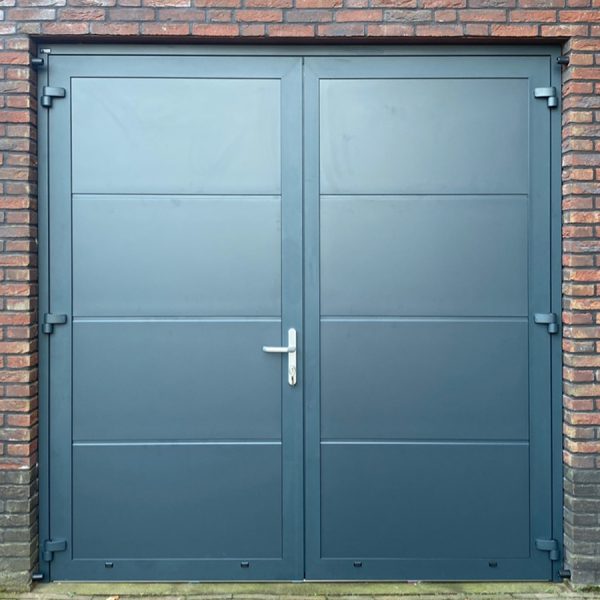 Blauwe garagedeur openslaand met loopdeur