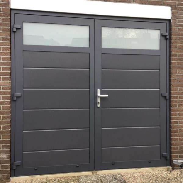 Openslaande garagedeur met loopdeur en ramen