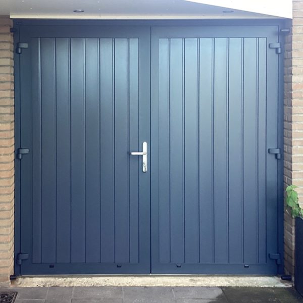 Blauwe openslaande garagedeur