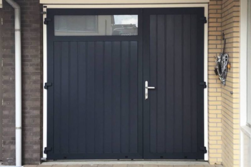 Garagedeur met loopdeur