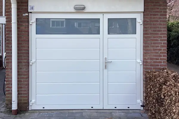 Witte garagedeur met loopdeur